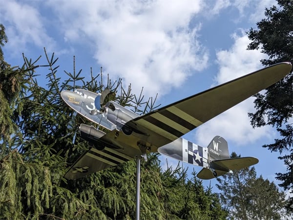 SkySpinner - Nostalgische Flugzeug-Windfahne im Design der L-1049 Super Constellation - Perfekte Gartendekoration