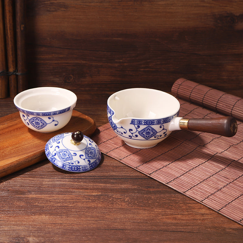 Traditionelles chinesisches Teeset – Exquisite Teekanne mit kunstvollem Muster – Genießen Sie den authentischen Geschmack von Tee in stilvollen handgefertigten Tassen.