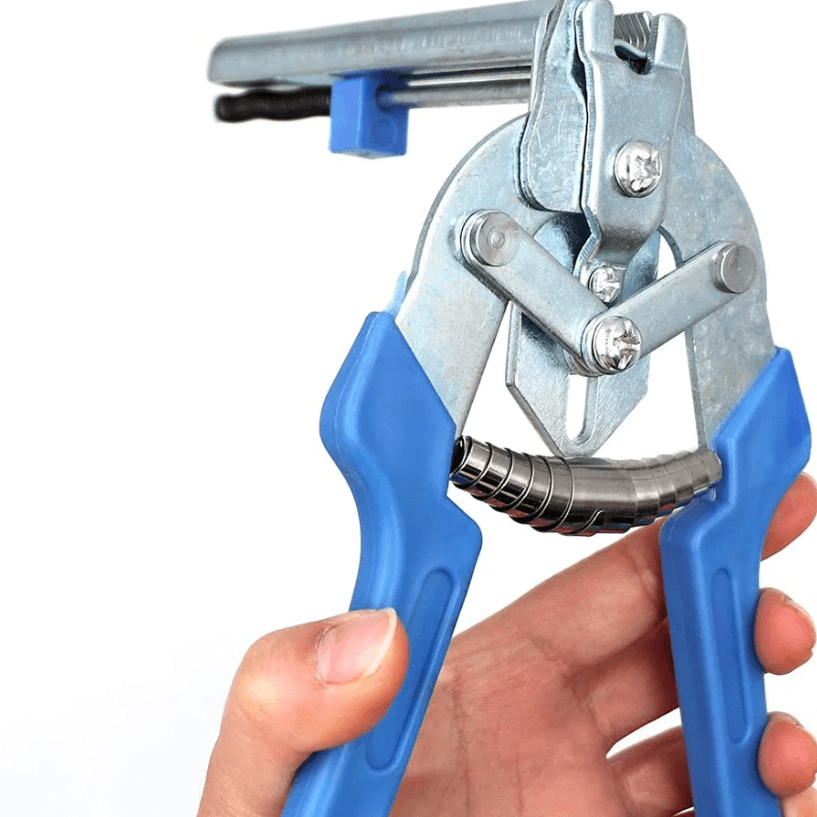 FixMaster Pro - Die perfekte Zange für starke Zäune und Käfige, ausgestattet mit einem Anti-Rutsch-Griff, automatischem Nageldesign und langlebigen Backen. Ideal für schwere Gitter, Gabionen und vielseitige Garten- und Geflügelanwendungen.