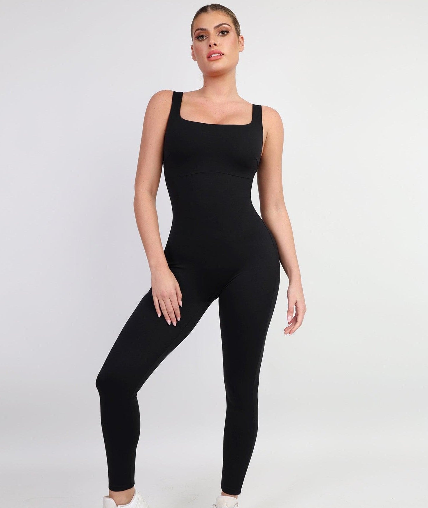 CurveAura Jumpsuit - Komfortabler, kurvenbetonter Einteiler für vielseitigen Stil, perfekt für legere und formelle Anlässe, erhältlich in Größen S bis 3XL